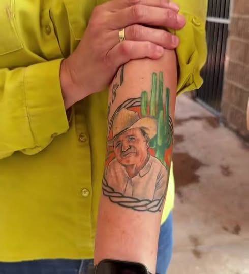 Mujer se tatúa la imagen del gobernador Alfonso Durazo en el brazo
