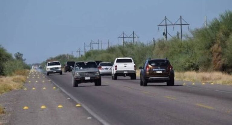 Choque entre vehículos compactos deja un lesionado en carretera a Bahía de Kino