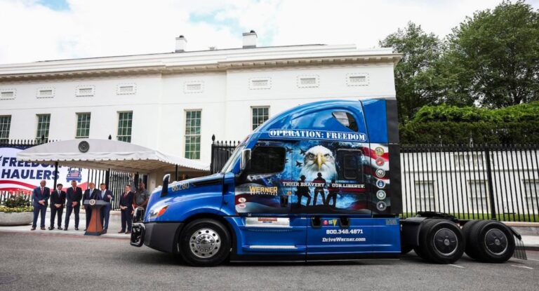 Trump lanza programa para que veteranos reemplacen a camioneros migrantes en EE.UU.