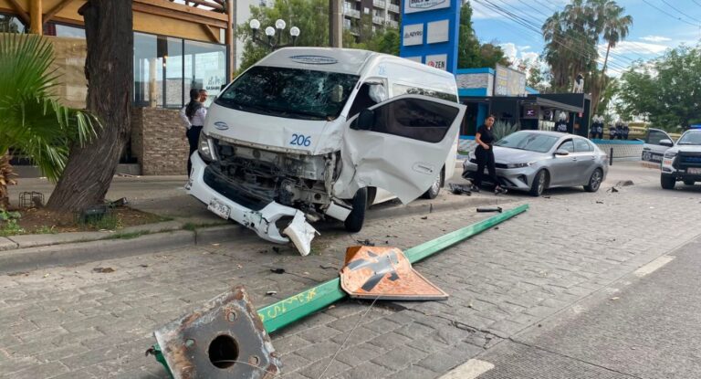 Camioneta choca y derriba poste en bulevar Kino de Hermosillo