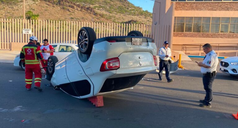 Volcadura en Paseo Río Sonora tras maniobra para evadir coche estacionado en Hermosillo