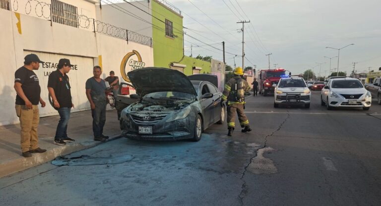 Mujer sufre quemaduras al intentar apagar incendio de su auto en Hermosillo