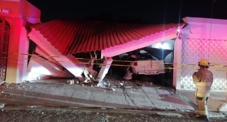 Conductor sufre crisis epiléptica y choca contra vivienda en Hermosillo; cuatro vehículos afectados