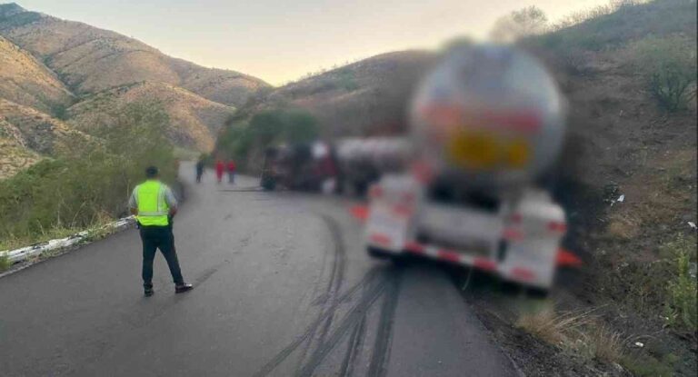 Volcamiento de camión cisterna en carretera Ímuris-Cananea genera nuevo accidente