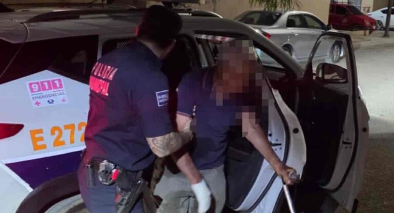 Policías de Hermosillo ayudan a un adulto mayor extraviado a regresar a su hogar