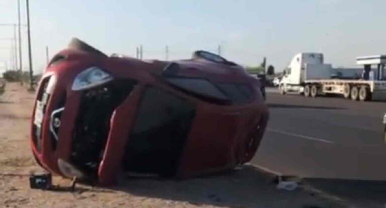 Automóvil vuelca en carretera al sur de Hermosillo por probable exceso de velocidad