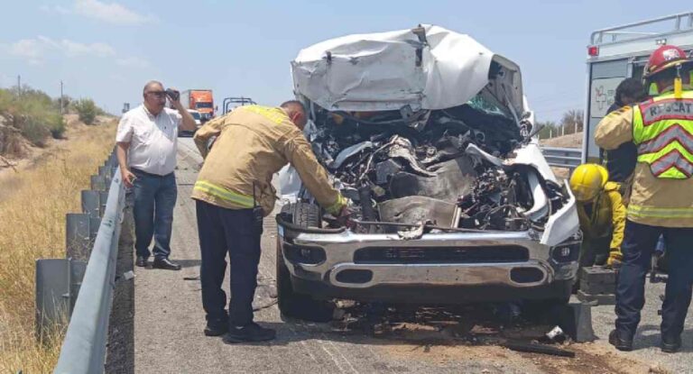 Mujer y niño quedan atrapados tras choque en carretera Hermosillo-Nogales