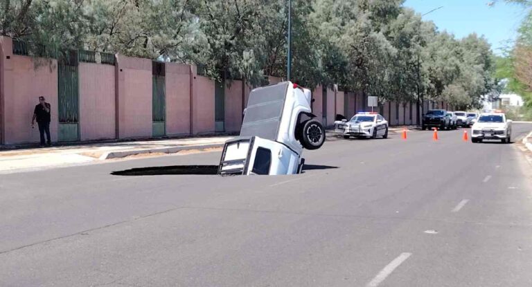 Pick up cae en un socavón al poniente de Hermosillo; motociclista resulta herido