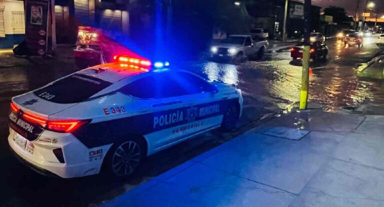 Policías evitan que hombre cruce canal durante lluvia en Hermosillo