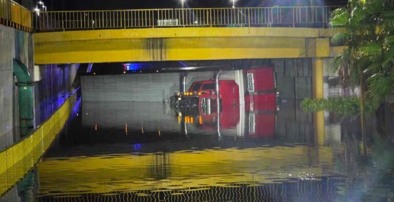Rescatan a conductor de tráiler atrapado en paso a desnivel inundado en Cajeme