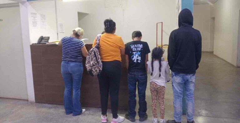 Resguardan a tres hermanos menores que viajaban solos en Central de Autobuses de Ciudad Obregón
