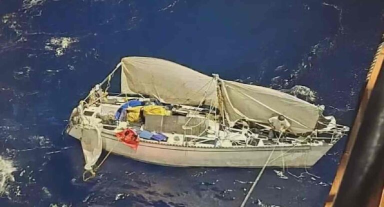 Marinero sobrevive 30 días a la deriva en el Pacífico y es rescatado cerca de Hawái