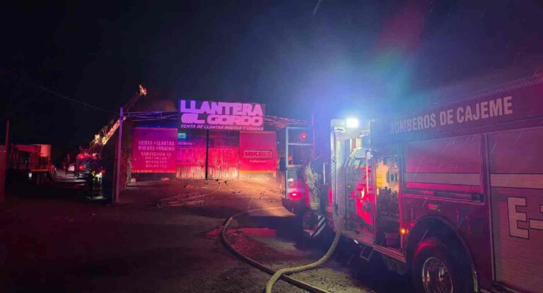 Incendio consume llantera en Ciudad Obregón; bomberos controlan el fuego tras más de una hora