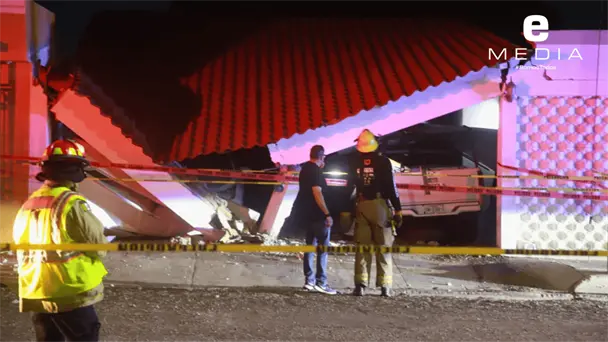 Camioneta impacta y derriba porche en colonia Ley 57 de Hermosillo