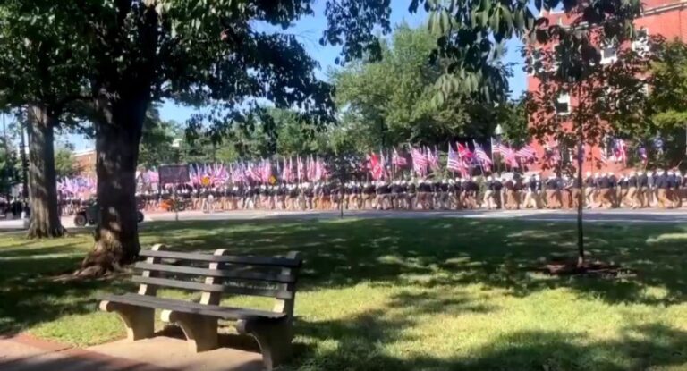 Patriot Front realiza marcha en Washington antes del 4 de julio bajo vigilancia policial