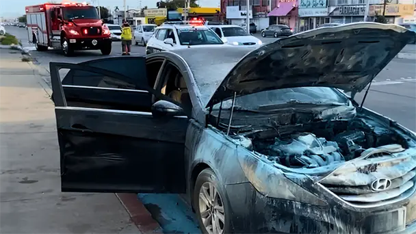 Joven resulta con quemaduras tras incendio de su vehículo en bulevar Solidaridad