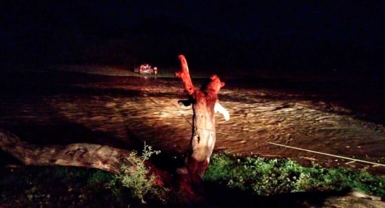 Rescatan a familia atrapada por creciente en río Gavilán, Ures