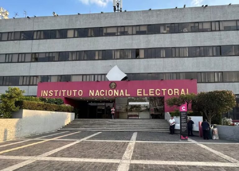 Sheinbaum califica de exagerado el presupuesto del INE para 2027