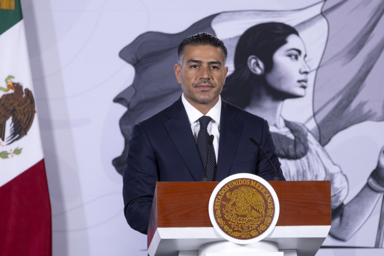 Omar García Harfuch niega negociación para frenar combate al huachicol fiscal