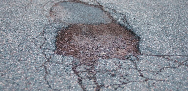 Comienzan trabajos de bacheo en la colonia Pueblitos, Hermosillo