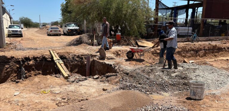 Avanzan trabajos para reparar fuga de aguas negras en colonia Sahuaro, Hermosillo