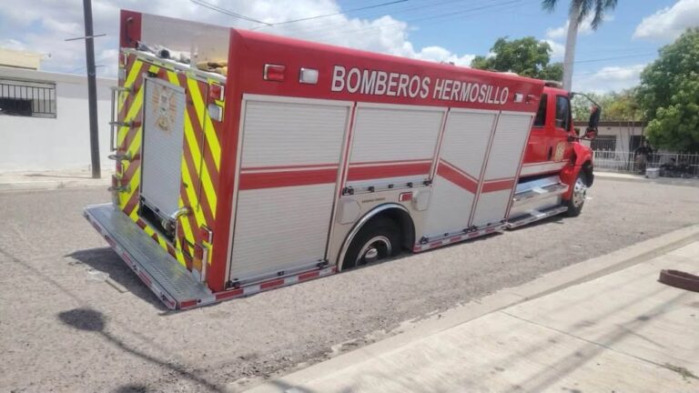Unidad de Bomberos de Hermosillo cae en socavón en colonia Palo Verde