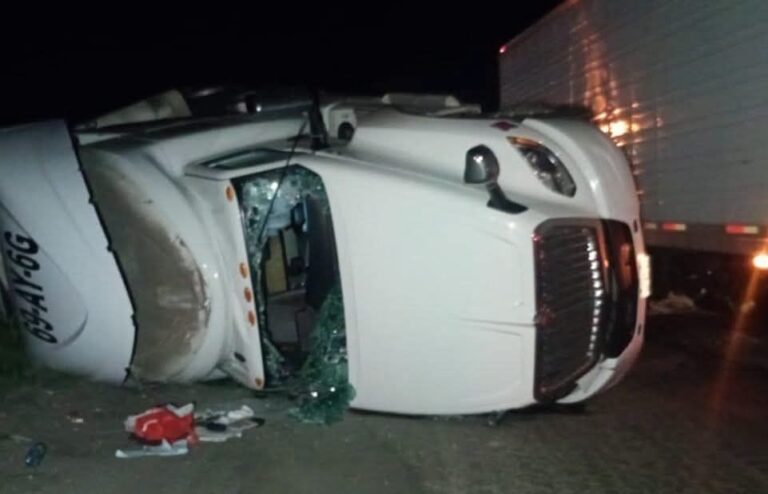 Volcadura de tráiler con latas de sardina afecta circulación en carretera Cananea-Ímuris