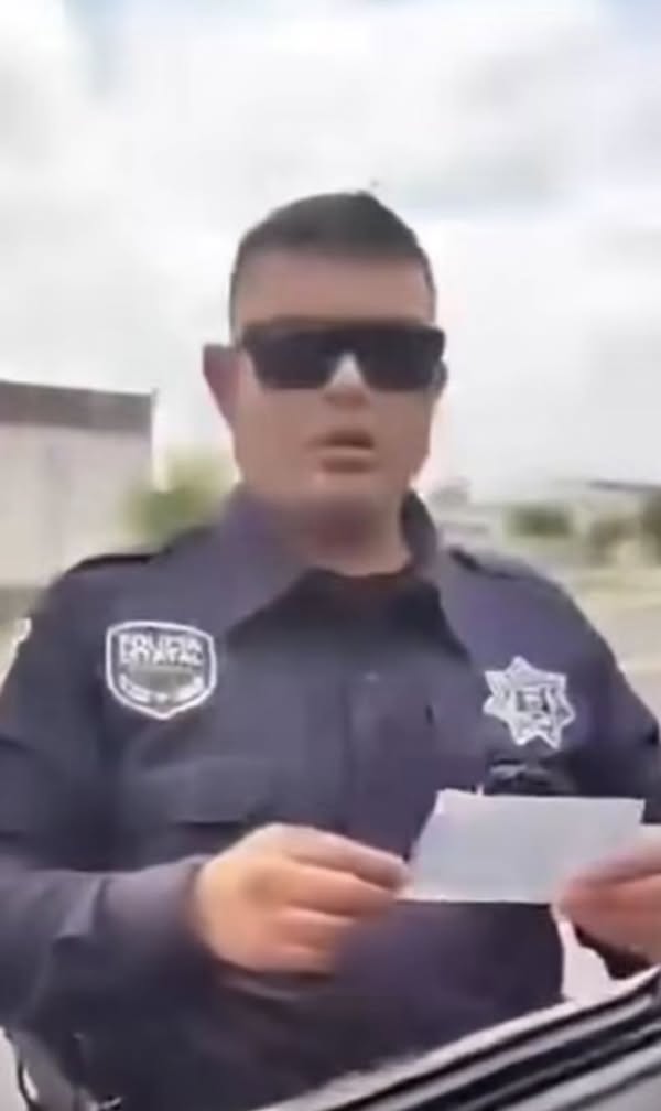 Policía de Coahuila intenta extorsionar a conductora para evitar difusión de video