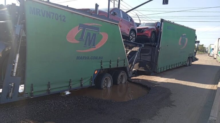 Unidad de transporte queda varada en socavón del libramiento de Navojoa