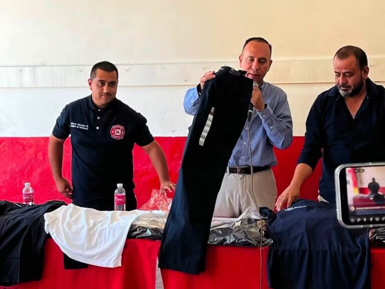Patronato de Bomberos entrega uniformes al personal operativo en Agua Prieta