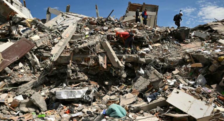 Terremoto de magnitud 7.7 deja 47 muertos en la isla de Flores, Indonesia