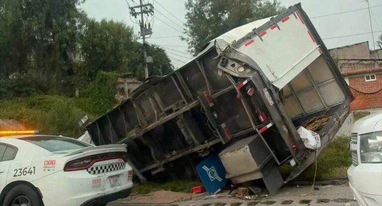 Choque entre tractocamiones en autopista México-Querétaro deja dos muertos