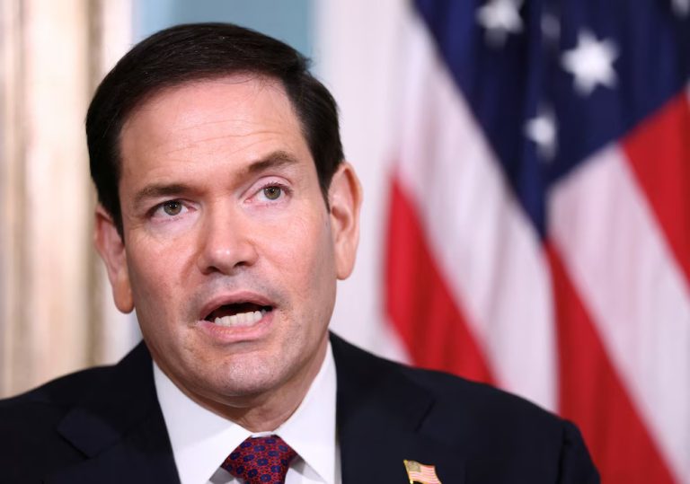 Estados Unidos confirma que el estrecho de Ormuz sigue abierto y avanza en negociaciones con Irán y Omán