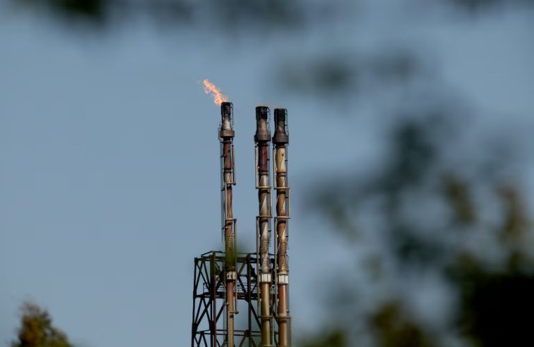 Precio del petróleo cae tras anuncio de suspensión de ataques y nuevas negociaciones con Irán