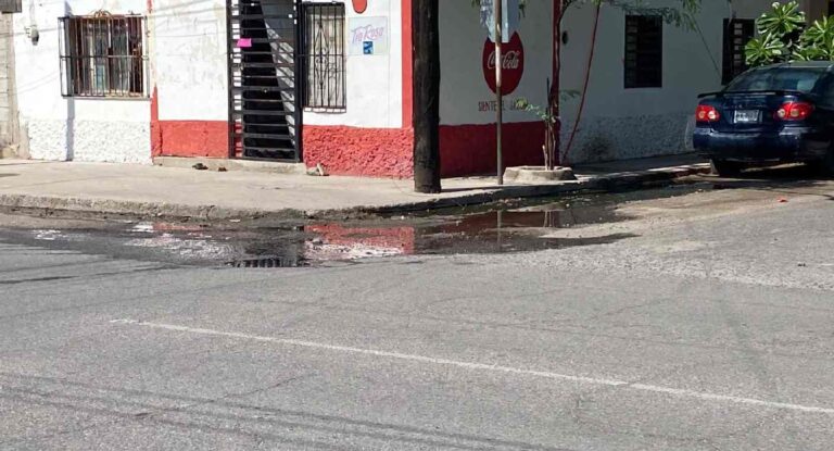 Persistente fuga de aguas residuales afecta a colonia Balderrama en Hermosillo