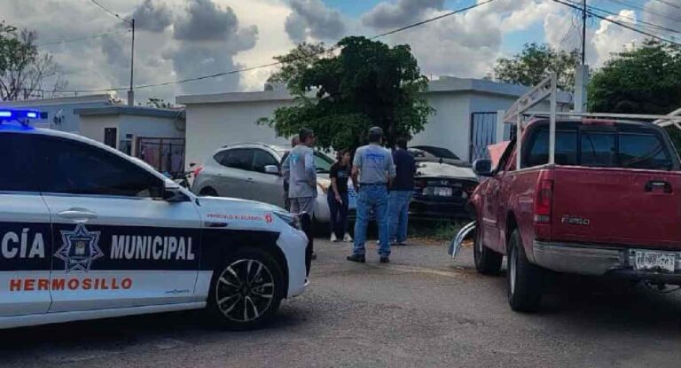 Choque en colonia San Benito termina con sedán impactado contra vivienda en Hermosillo