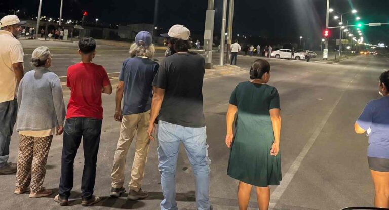 Vecinos de Guayacán bloquean calles en Hermosillo por falta de luz