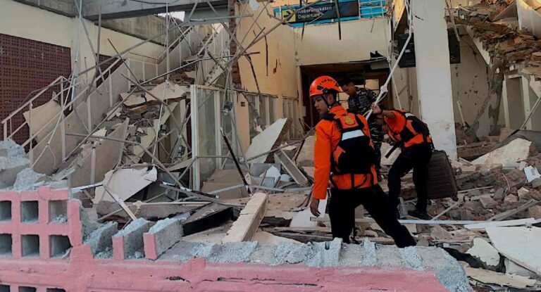 Terremoto en Flores, Indonesia, deja 87 muertos y más de 150 mil desplazados