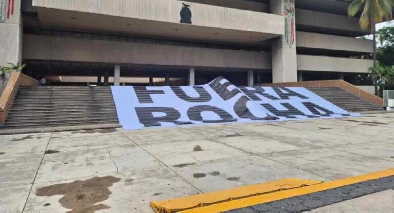 Protestan en Sinaloa contra inseguridad y colocan manta “Fuera Rocha” en Palacio de Gobierno