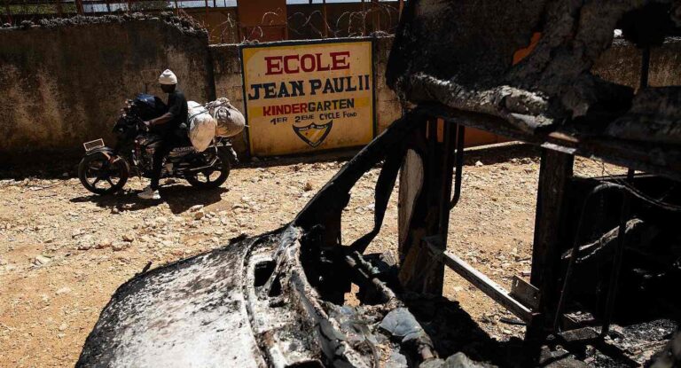 Ataques de pandillas en Kenscoff dejan 40 muertos y desplazan a familias en Haití