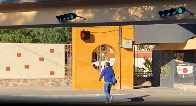En funcionamiento semáforo peatonal frente a la UNISON en Hermosillo genera opiniones divididas