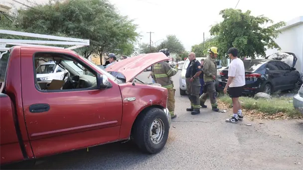 Choque entre pickup y sedán derriba barda en colonia San Benito, sin lesionados