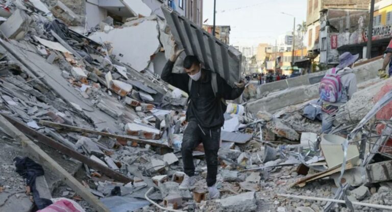 Terremoto de 7.4 en Colombia deja más de 300 muertos y miles de afectados