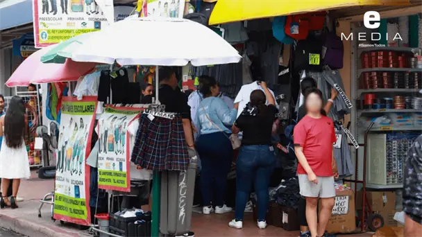 Familias de Hermosillo realizan compras escolares un día antes del regreso a clases