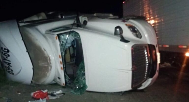 Volcadura de tráiler con sandías afecta carretera Ímuris-Cananea en km 147