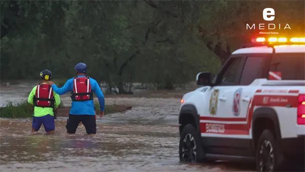 Bomberos realizan rescate de familia atrapada por creciente en Hermosillo