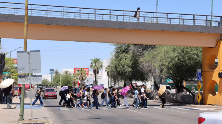 Puente peatonal frente a la Unison queda rebasado por necesidades de movilidad