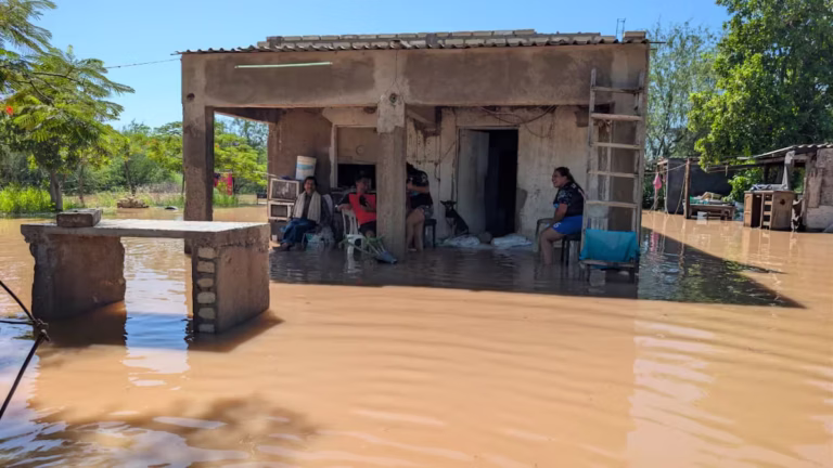 Huracán Polo provoca inundaciones y daños en Guaymas y Empalme