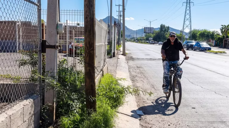 La mitad de las vías en Hermosillo carecen de banquetas y las existentes presentan obstáculos