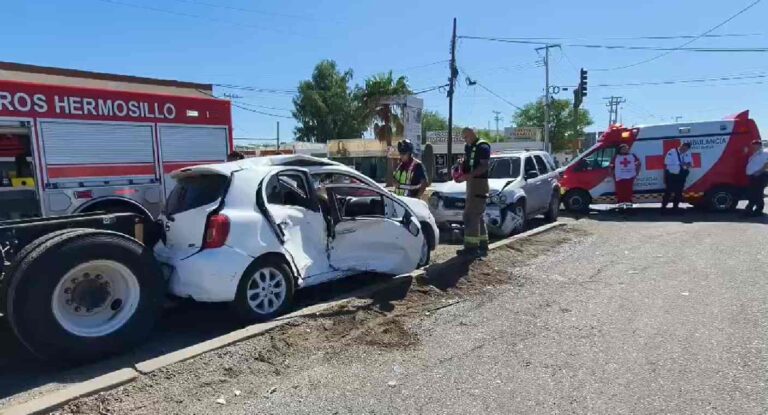 Mujer lesionada y atrapada tras choque entre sedanes y tractocamión en Hermosillo